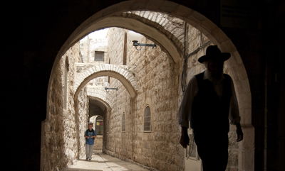 צפו: אימה בעיר העתיקה, פורעים ערבים ביצעו סגר על בתי יהודים - יידו אבנים וירו זיקוקים