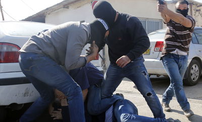 כוחות מיוחדים של המשטרה מבצעים מעצר של ערבים במזרח י-ם