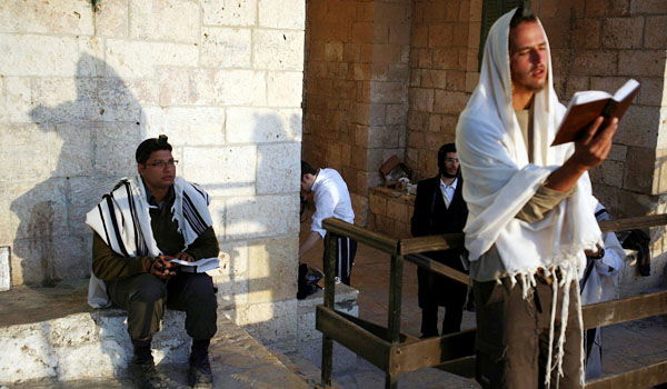 מתפללים בקבר שמואל הנביא