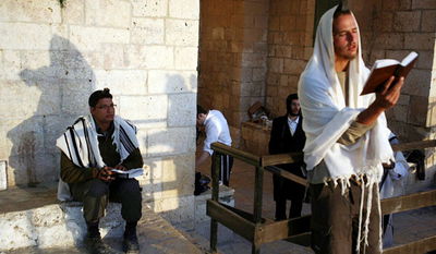 מתפללים בקבר שמואל הנביא