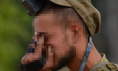 חייל צה"ל מתפלל על גבול הרצועה