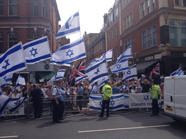 לונדון: מאות הביעו תמיכה בפעילות ישראל נגד הטרור העזתי • צפו