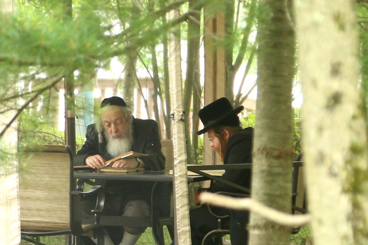 ארצות הברית: אלפי חרדים יצאו לנופש בהרים; צפו בגלריה