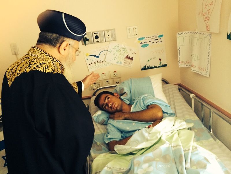 תיעוד: הראשל"צ הגר"י יוסף בביקור אצל חיילים פצועים