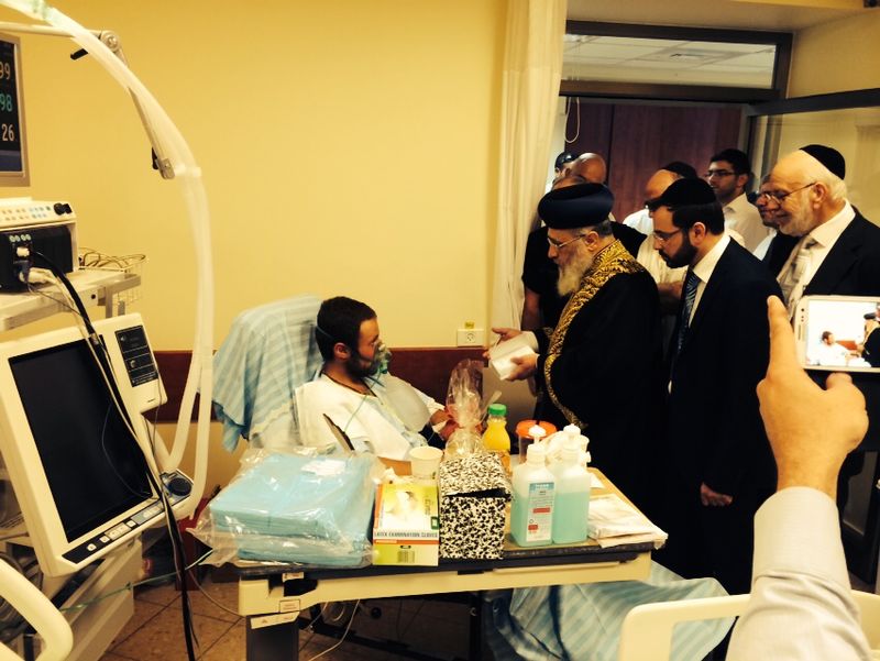 תיעוד: הראשל"צ הגר"י יוסף בביקור אצל חיילים פצועים