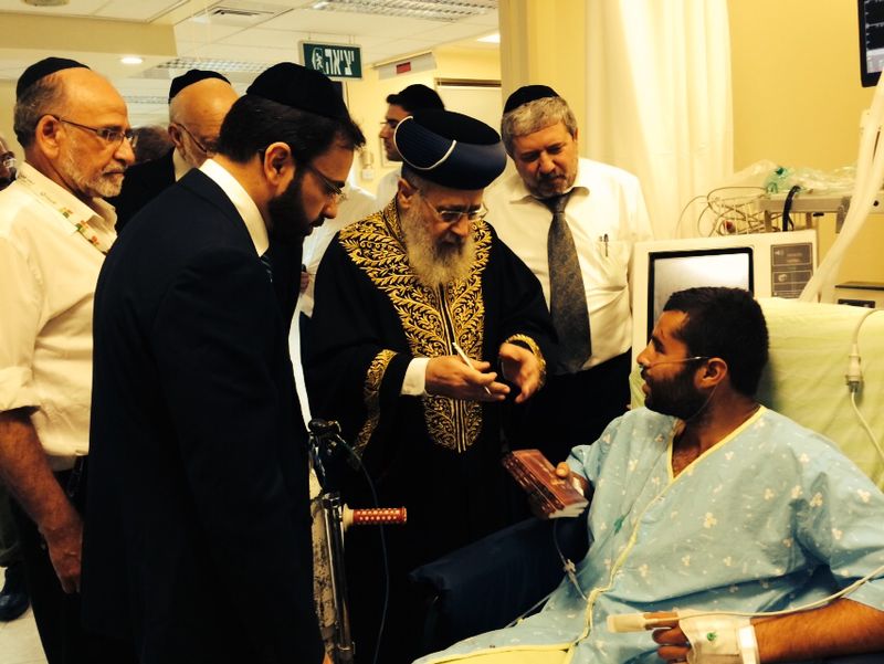 תיעוד: הראשל"צ הגר"י יוסף בביקור אצל חיילים פצועים