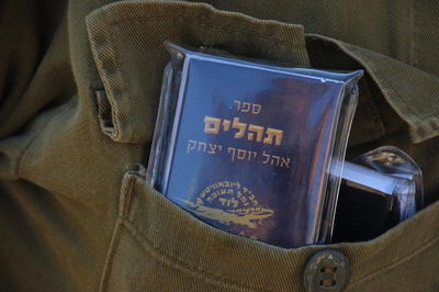 רב חסיד ברסלב יזם חלוקת ספר חת"ת לכל חייל, נשות חב"ד תרמו