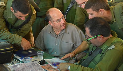 יעלון עם קציני צה"ל, הצהריים