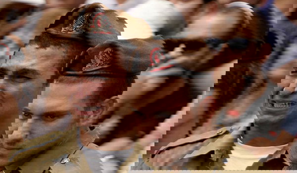 חיילים בלוויית חבריהם שנפלו בקרבות בעזה