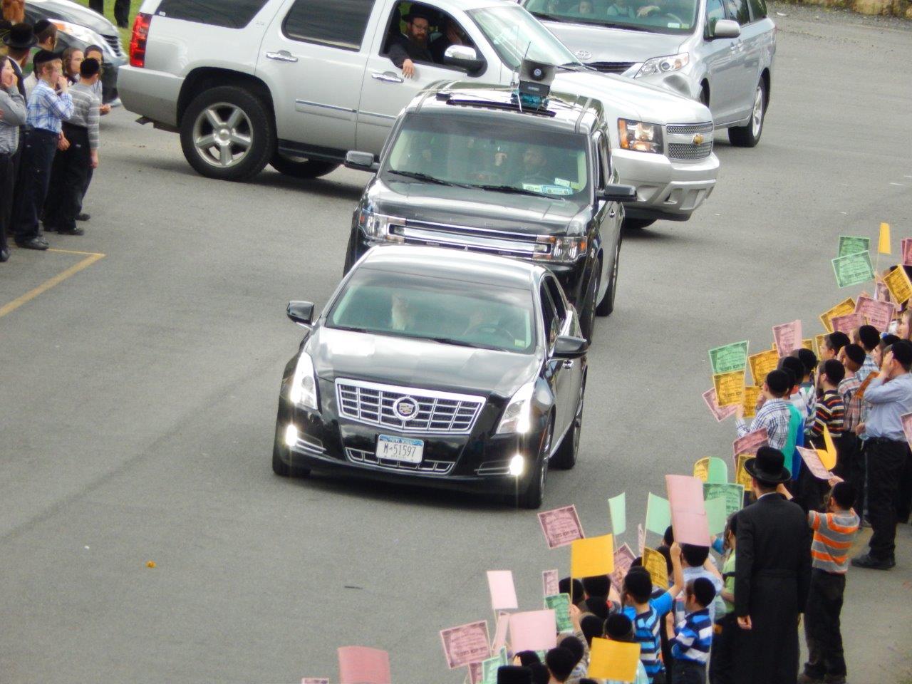 סקווירא: אלפים קיבלו את האדמו"ר ששב מנופש • גלריה