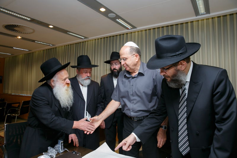 שר הביטחון ראשון: החלה כתיבת ספר תורה לזכות חיילי צה"ל