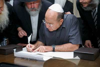 שר הביטחון יעלון בכתיבת האות בספר התורה