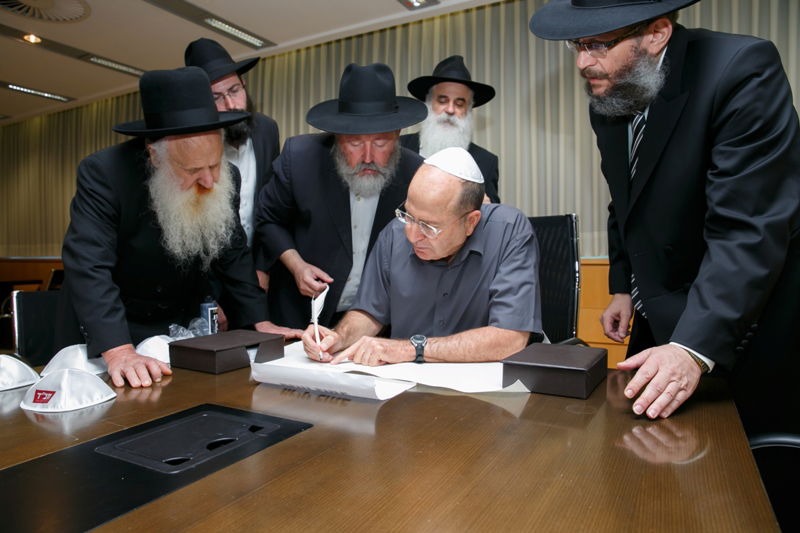 שר הביטחון ראשון: החלה כתיבת ספר תורה לזכות חיילי צה"ל