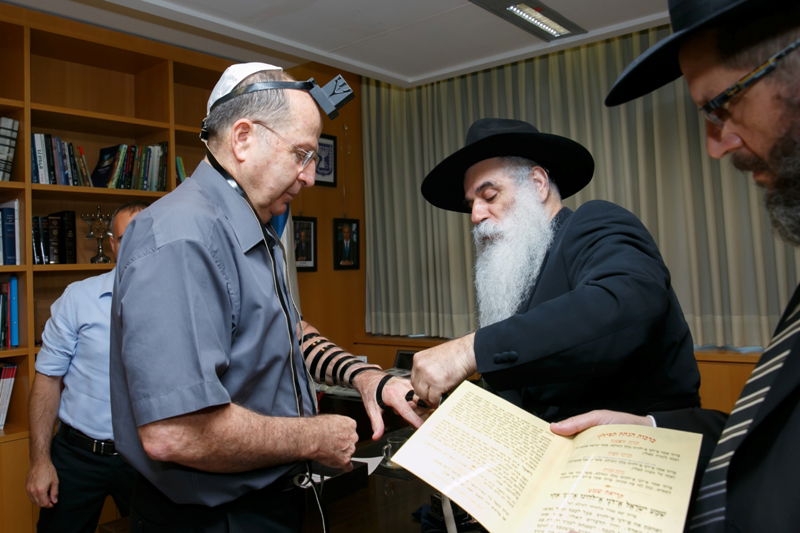 שר הביטחון ראשון: החלה כתיבת ספר תורה לזכות חיילי צה"ל