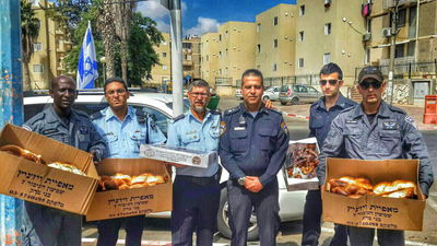 השוטרים חילקו חלות ועוגות לתושבי הדרום