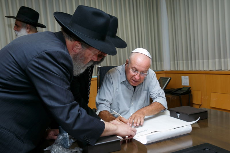 שר הביטחון ראשון: החלה כתיבת ספר תורה לזכות חיילי צה"ל