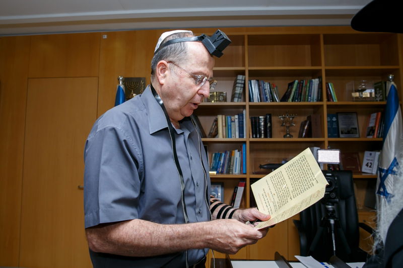 שר הביטחון ראשון: החלה כתיבת ספר תורה לזכות חיילי צה"ל