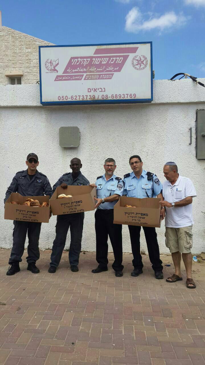 השוטרים חילקו חלות ועוגות לתושבי הדרום