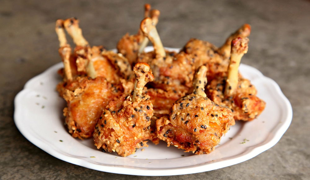 שוקי עוף בציפוי קריספי ורוטב מייפל חם