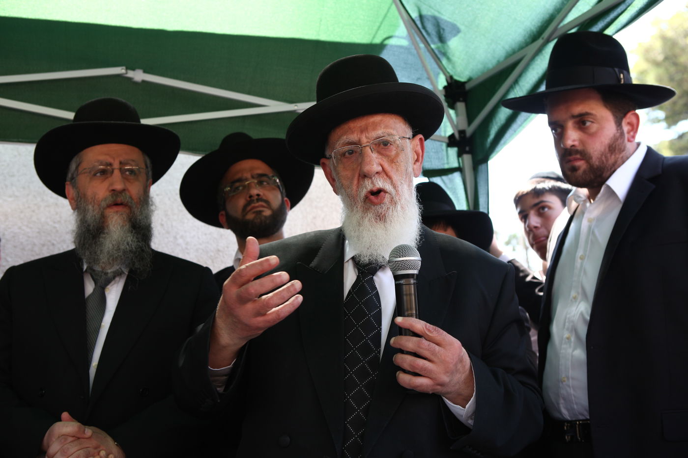 הרב שלום כהן על קבר הרב עובדיה; "התפלל על חיילי ישראל"