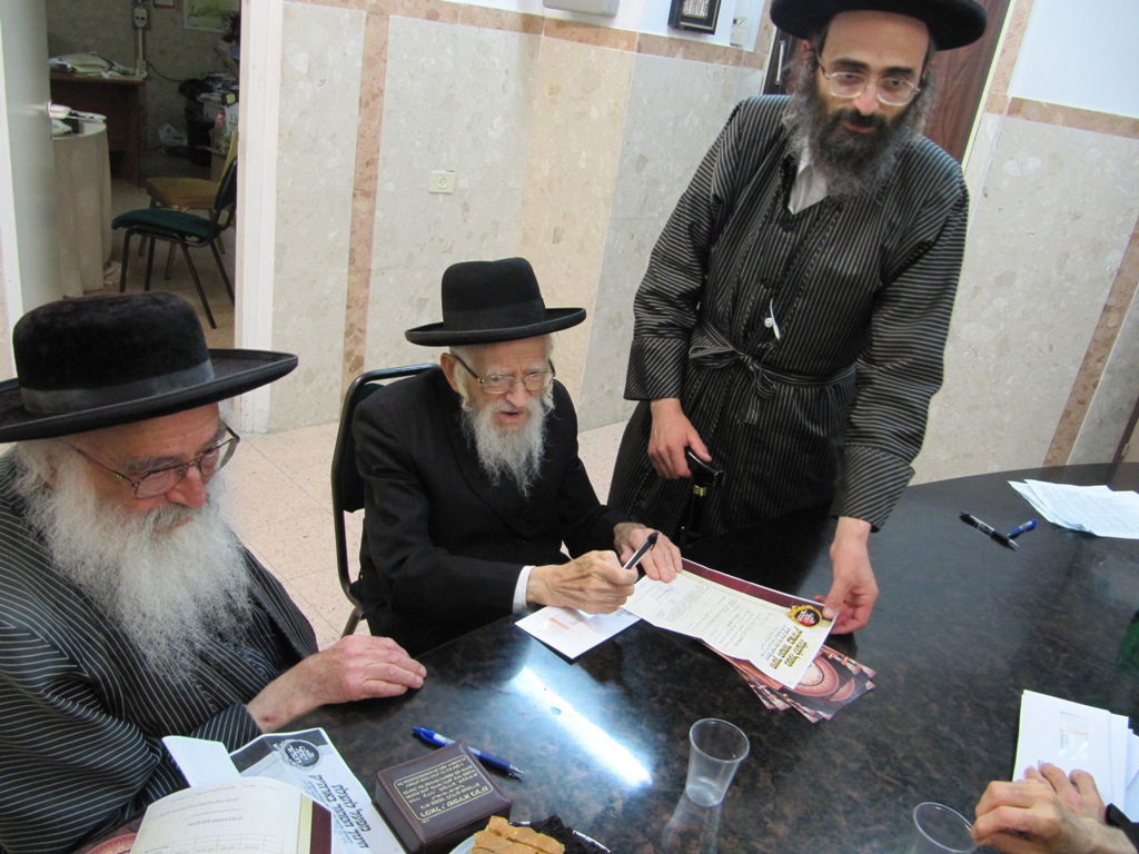 תיעוד: חלוקת מיליון דולר של סאטמר למוסדות בארץ