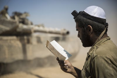 חייל מתפלל בגבול רצועת עזה