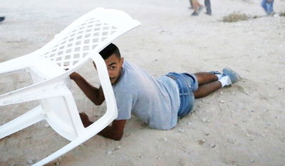 נער ישראלי תופס מחסה בעת האזעקה