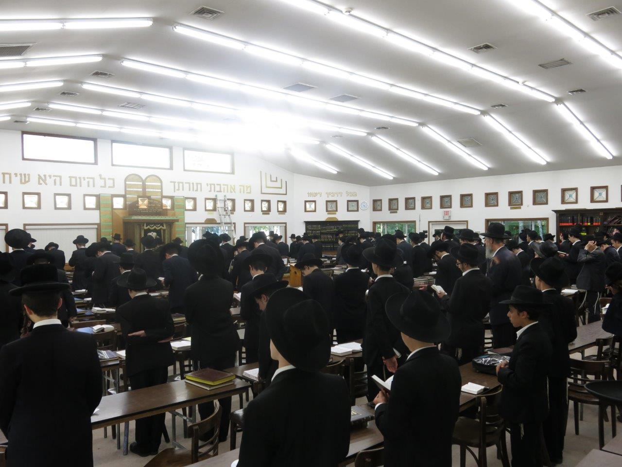 גם בקעמפים: תפילות למען תושבי ארץ ישראל