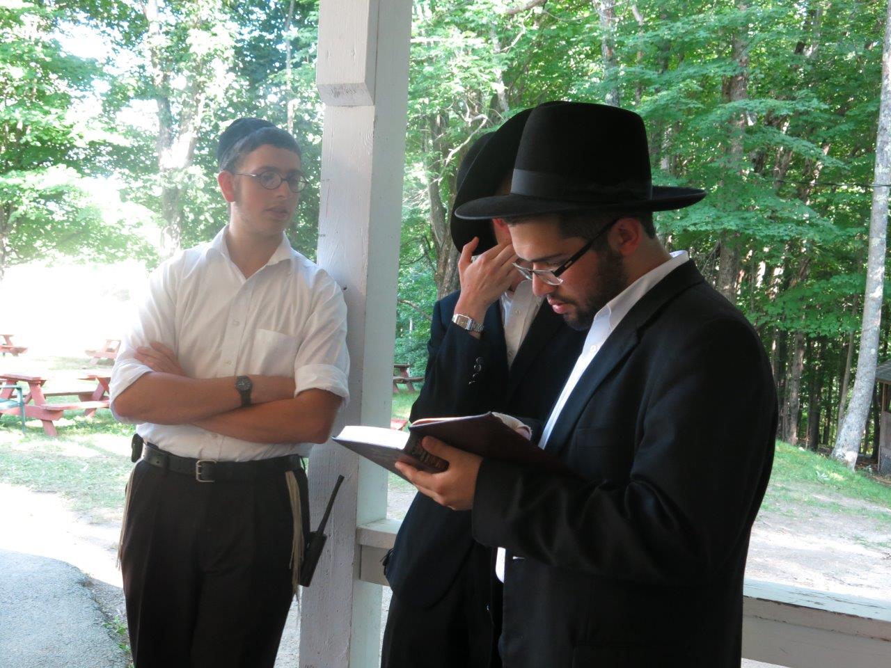 גם בקעמפים: תפילות למען תושבי ארץ ישראל