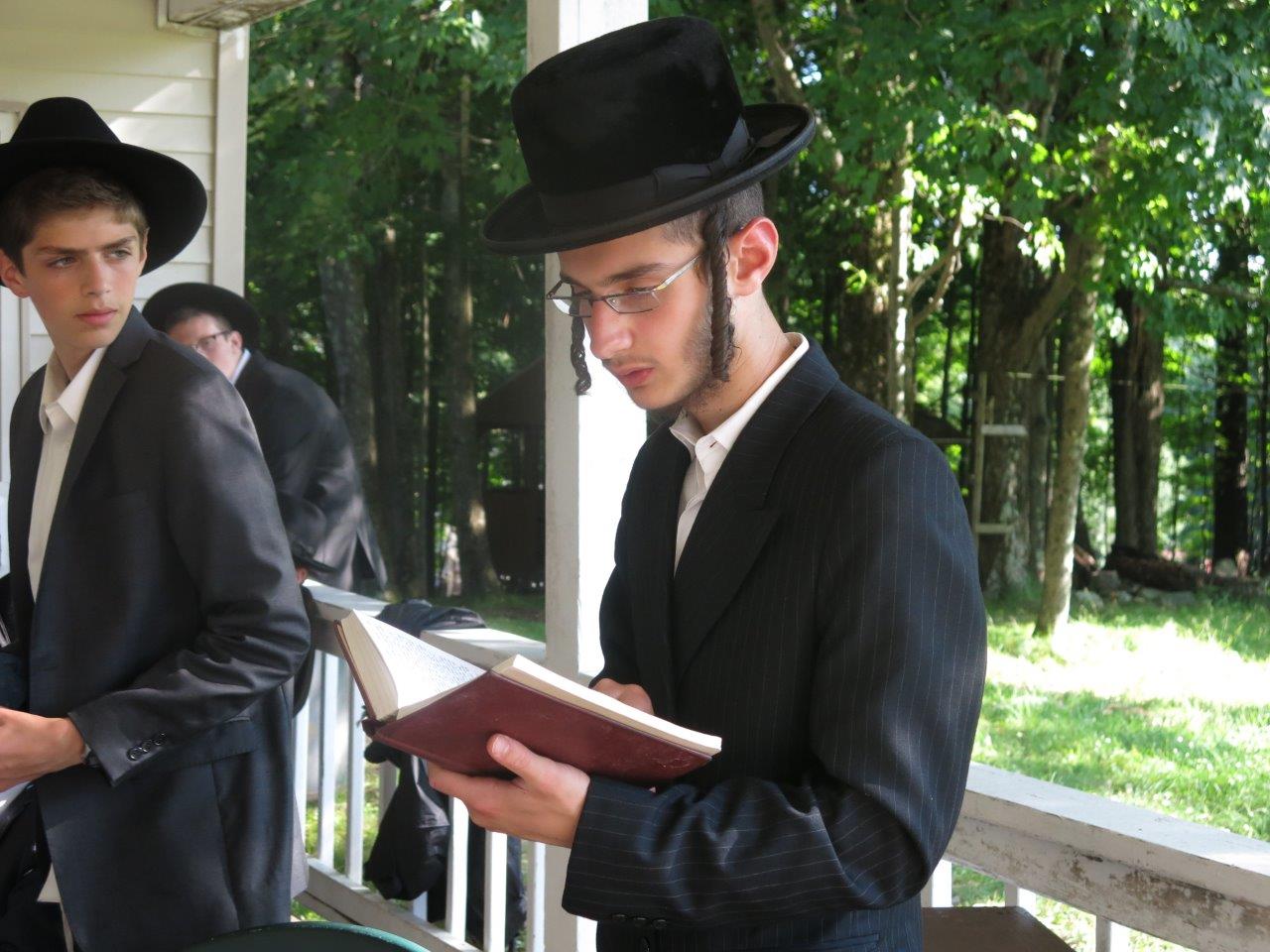 גם בקעמפים: תפילות למען תושבי ארץ ישראל