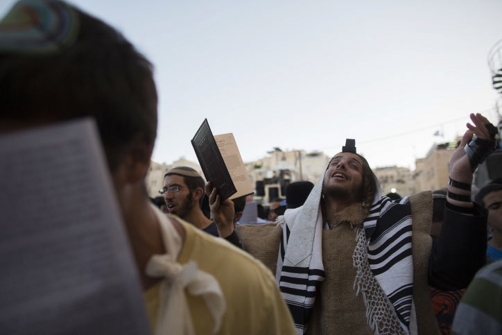 אוסף הצדקה ממאה שערים התפלל לרפואת חייל שנפצע בעזה