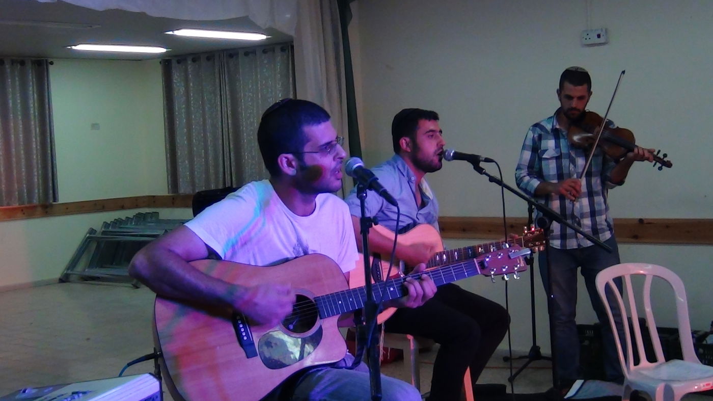 צפו: הזמרים ישי לפידות ועמירן דביר שרים בגבול עזה