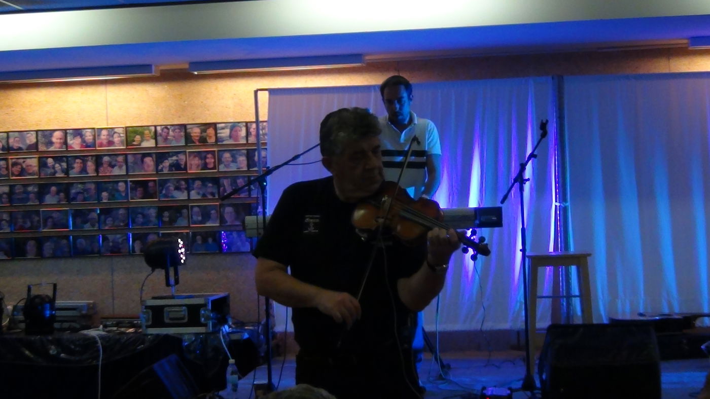 צפו: הזמרים ישי לפידות ועמירן דביר שרים בגבול עזה