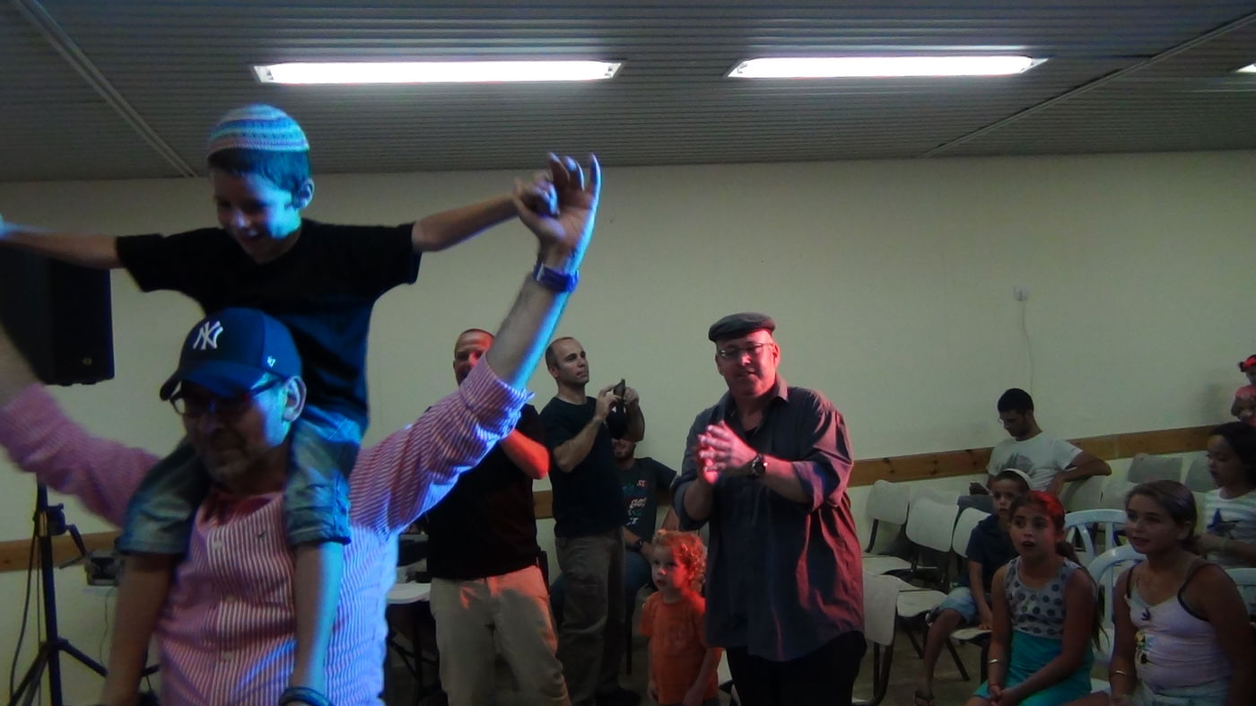 צפו: הזמרים ישי לפידות ועמירן דביר שרים בגבול עזה