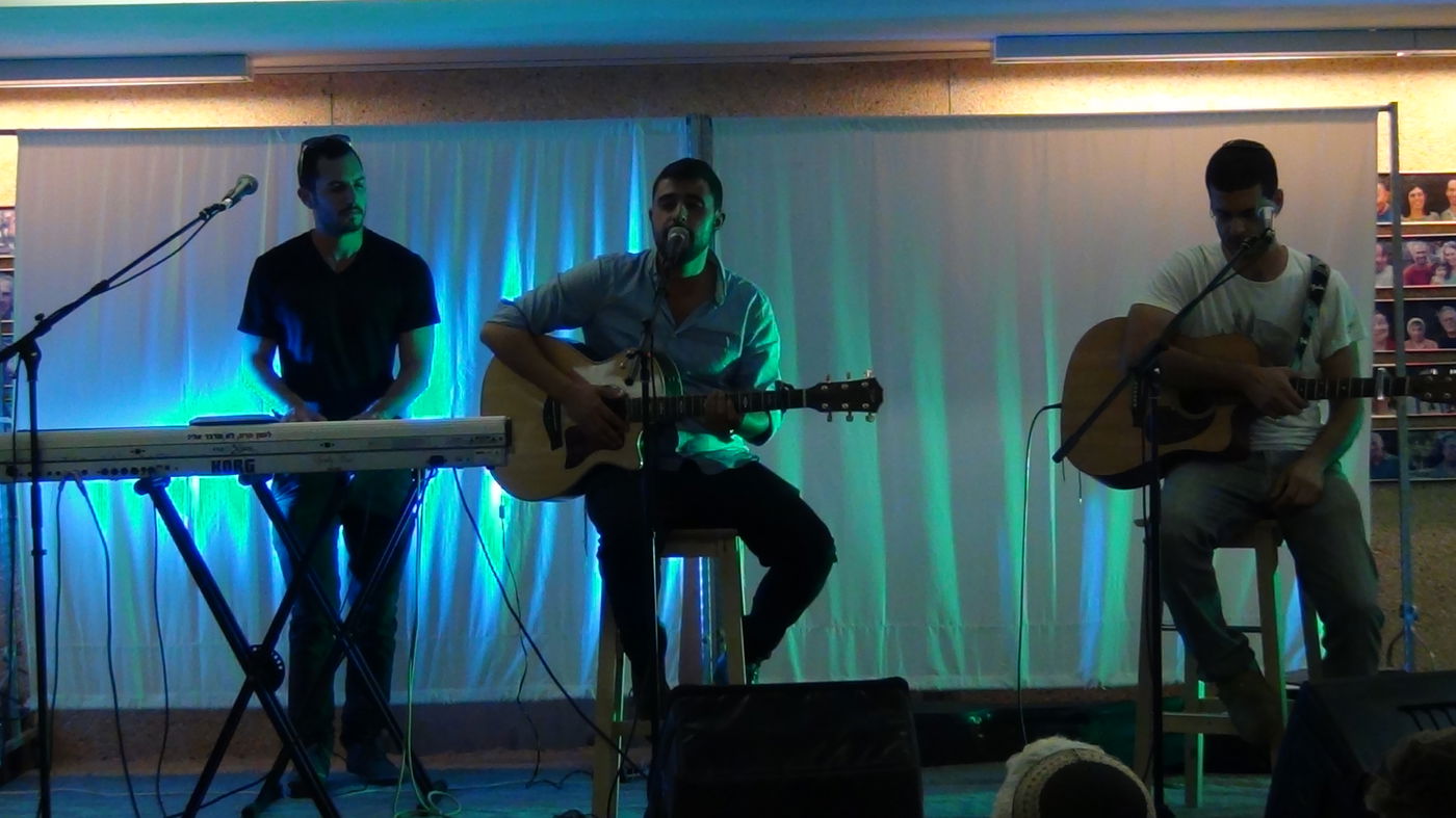 צפו: הזמרים ישי לפידות ועמירן דביר שרים בגבול עזה