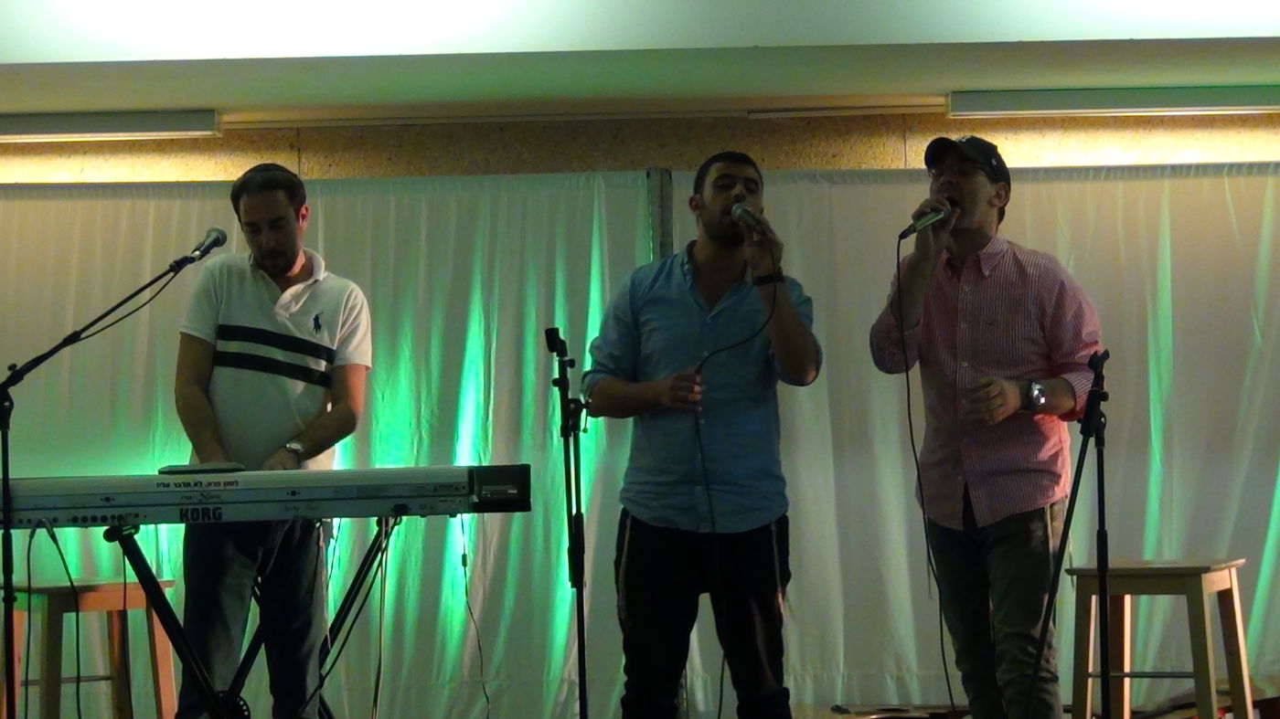 צפו: הזמרים ישי לפידות ועמירן דביר שרים בגבול עזה