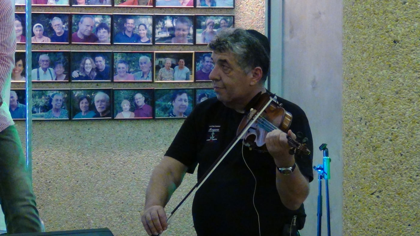 צפו: הזמרים ישי לפידות ועמירן דביר שרים בגבול עזה