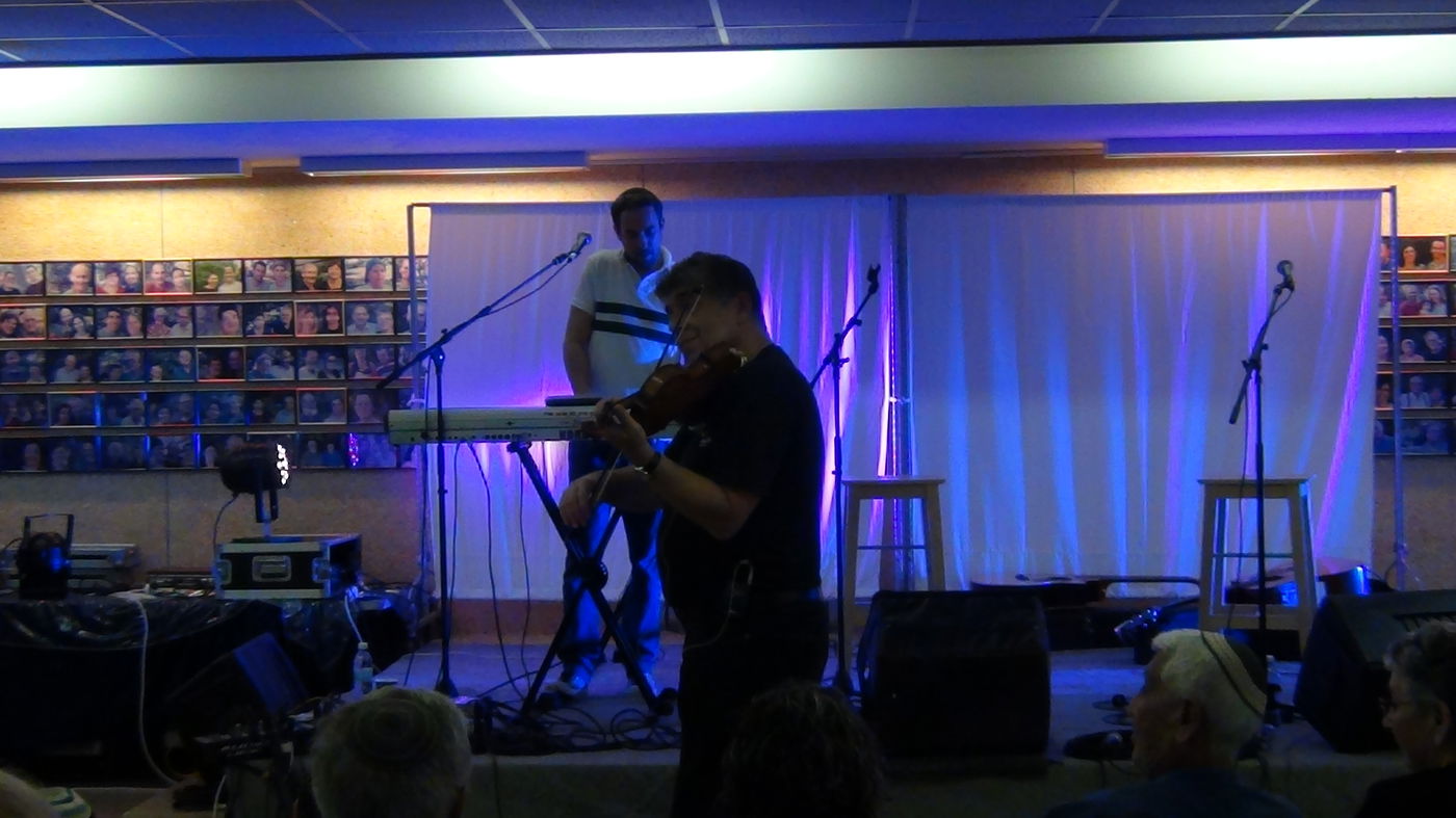 צפו: הזמרים ישי לפידות ועמירן דביר שרים בגבול עזה