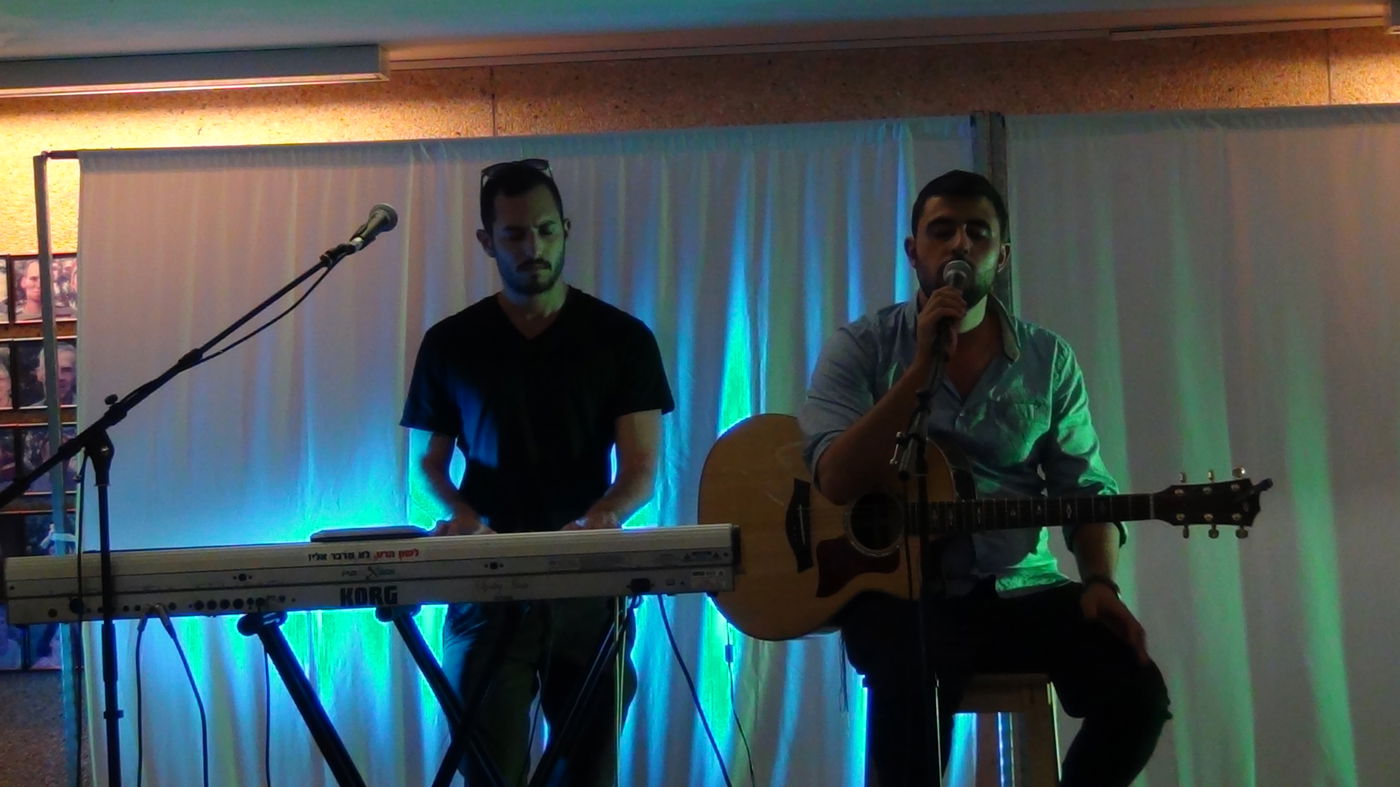 צפו: הזמרים ישי לפידות ועמירן דביר שרים בגבול עזה