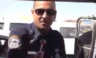 צפו: שוטר תנועה עוצר חיילים במדים כדי לחלק סוכריות