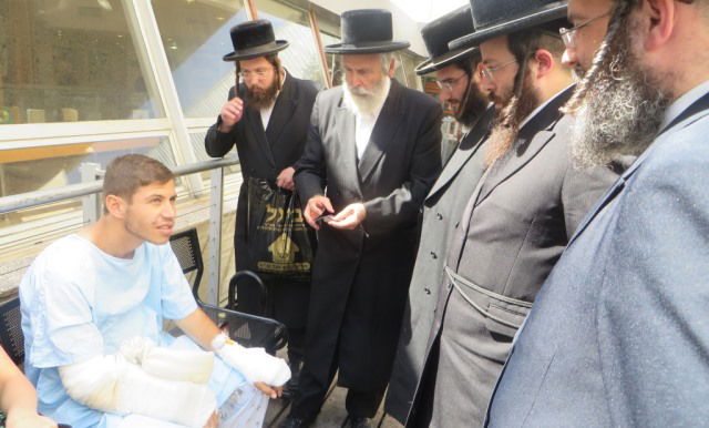 ויז'ניץ: משלחת מהאדמו"ר ביקרה את החיילים הפצועים