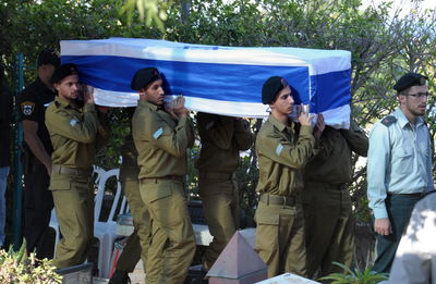 הַלְּעוֹלָם יִגָּדְעוּ הַשְּׁתִילִים / שיר כאב על הלוחמים שנפלו