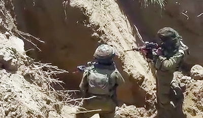 החיילים בפתח המנהרה