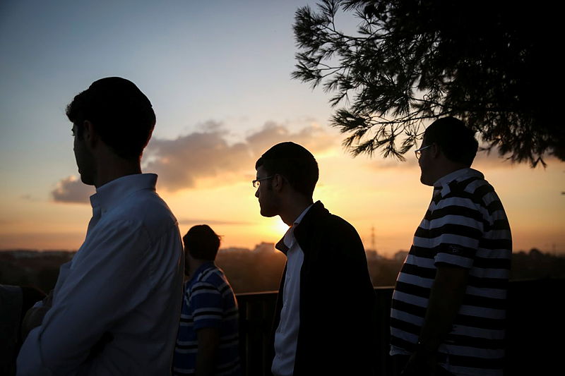 צעירים חרדים מביטים על התקפות צה"ל בעזה