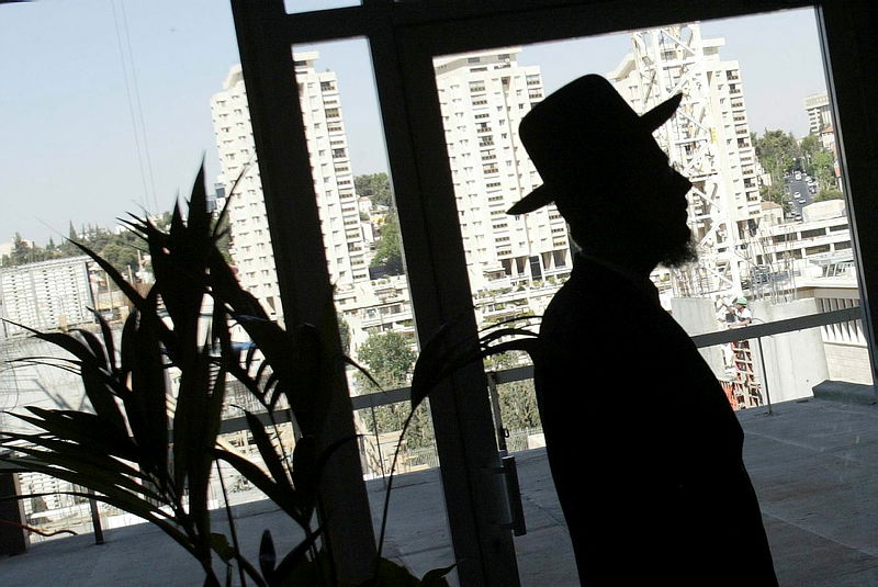 סערה בעולם החסידי: כ-150 בחורים יישארו ללא ישיבה בזמן הבא