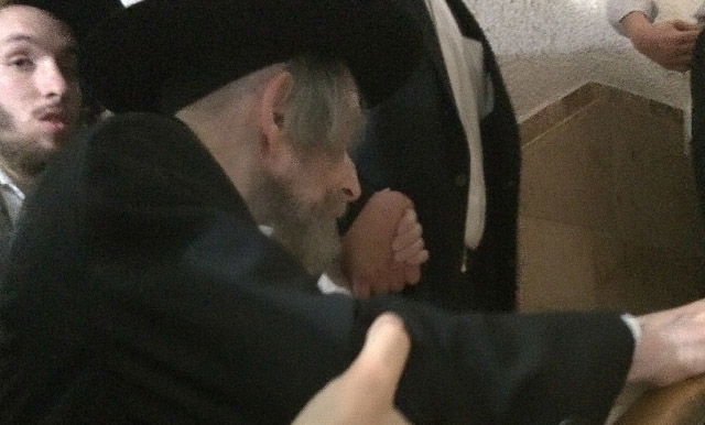 מרן הגראי"ל שטיינמן במעלה המדרגות