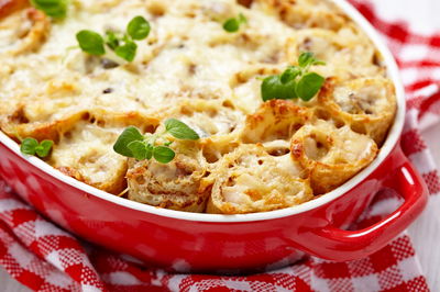 בלינצ'ס במילוי פטריות ברוטב בשמל