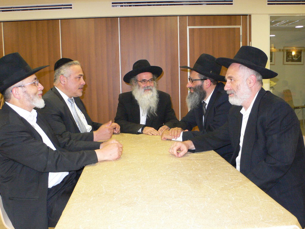 הפאנל סביב שולחן אחד