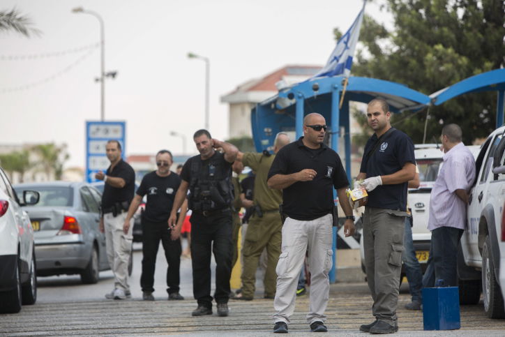 פלסטיני דקר מאבטח במעלה אדומים; שלושה חשודים נעצרו