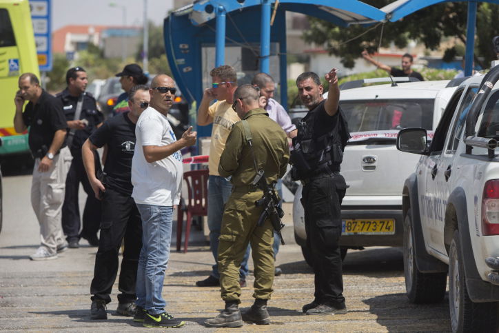 פלסטיני דקר מאבטח במעלה אדומים; שלושה חשודים נעצרו